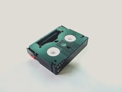 白色木桌上的黑色盒式磁带 白色木桌上的黑色盒式磁带