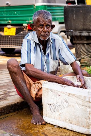 男子身穿条纹上衣，手持styro冰盒