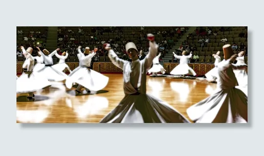 一群人在体育馆内跳舞