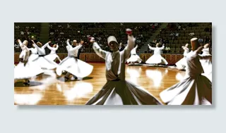 一群人在体育馆内跳舞