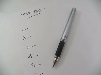 灰色、黑色、钢笔、白色、纸张、清单、待办事项清单、提醒 灰色、黑色、钢笔、白色、纸张、清单、待办事项清单、提醒