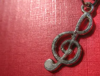 特写照片，银色g谱号吊坠，谱号，音乐，视唱练耳，吊坠，红色，金属