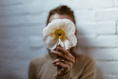 手上的白色罂粟花照片 手上的白色罂粟花照片