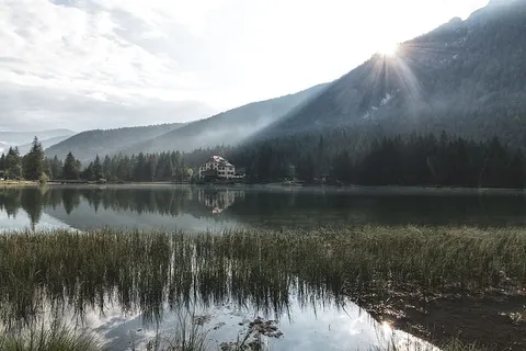 景观、山脉、自然、水、针叶树、日光、环境、冷杉树 景观、山脉、自然、水、针叶树、日光、环境、冷杉树