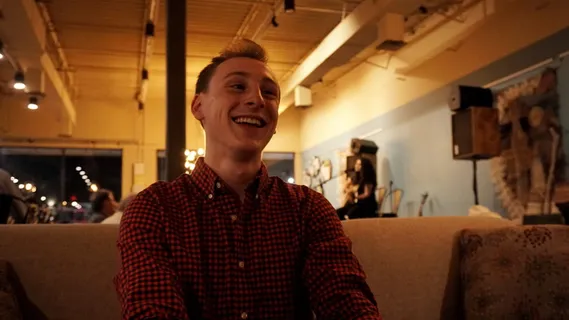 人,人,脸,衣服,衣服,微笑,灯光,人 人,人,脸,衣服,衣服,微笑,灯光,人