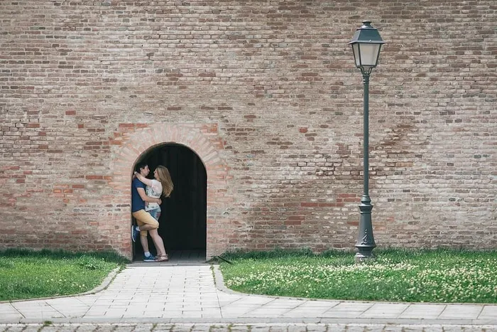 男人，女人，站在，旁边，门，灯柱，拥抱，里面