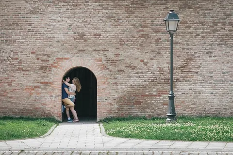 男人,女人,站在,旁边,门,灯柱,拥抱,里面 男人,女人,站在,旁边,门,灯柱,拥抱,里面
