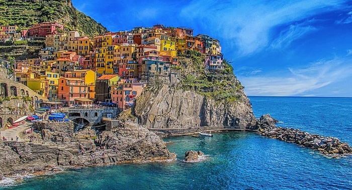 蓝天映衬下的海景
