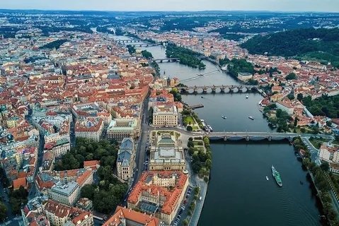 从鸟瞰布拉格令人惊叹的历史中心