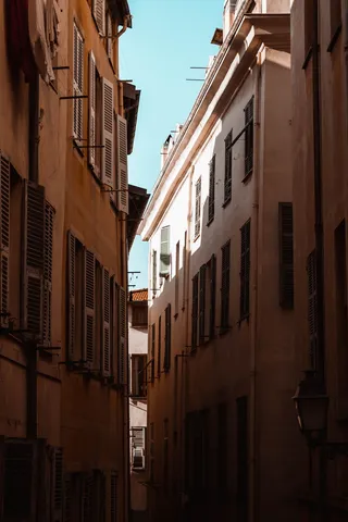 白色三层楼照片