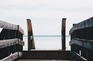 台阶、湖泊、码头、无路可走、水、天空、建筑、建筑结构