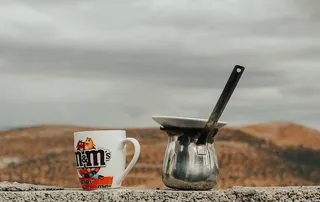 彩色M&M陶瓷杯，灰色不锈钢Cezve壶旁