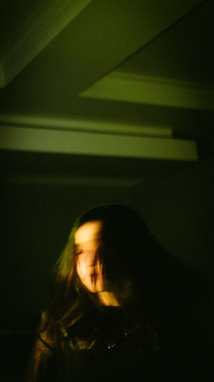 穿黑色圆领连衣裙的女孩