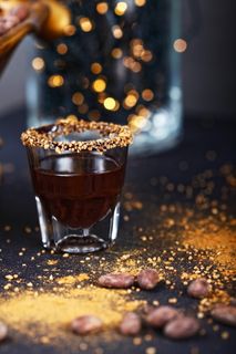 装满棕色液体的透明玻璃