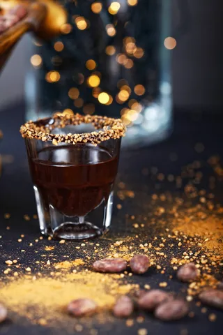 装满棕色液体的透明玻璃