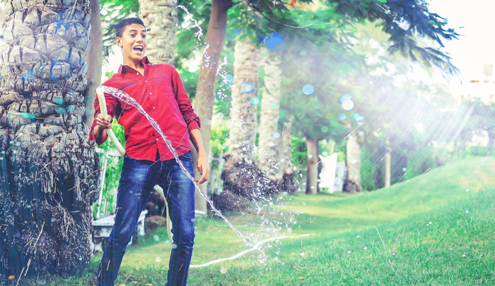 男士，穿着，红色，纽扣，长袖，衬衫，手持，花园软管