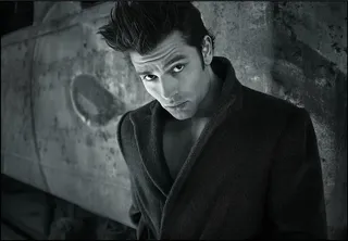 穿着外套的男人的灰度照片