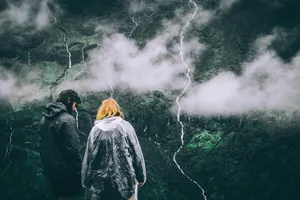 男，女，穿着连帽夹克，两件，黑色，灰色，风衣