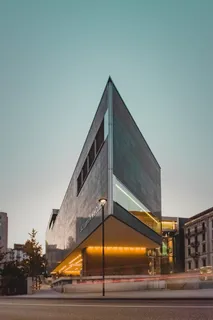 三角形灰色建筑