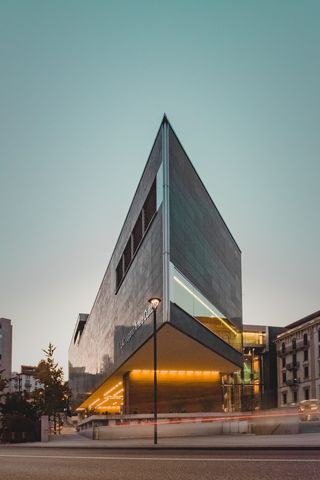 三角形灰色建筑