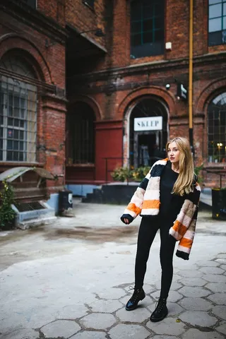 街上年轻女子的画像