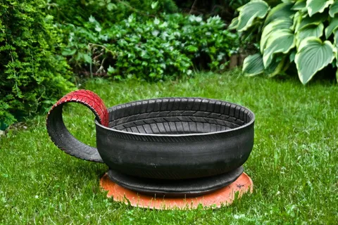 黑色,轮胎茶杯花园装饰,草坪,白天,轮胎回收,草地,绿色,金色 黑色,轮胎茶杯花园装饰,草坪,白天,轮胎回收,草地,绿色,金色