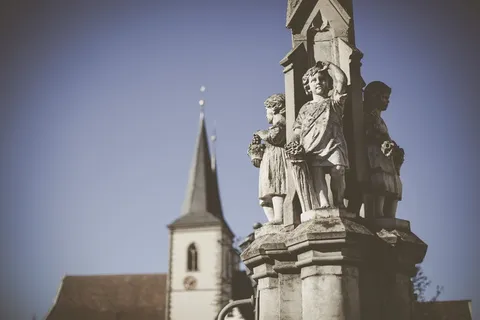 白天的灰色混凝土雕像