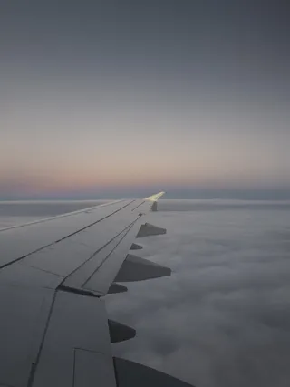 左翼飞机窗口照片