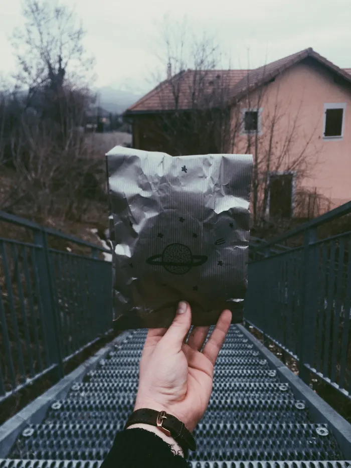 手持金属楼梯背景银包的人