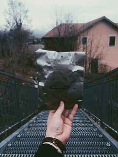 手持金属楼梯背景银包的人