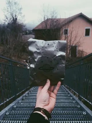 手持金属楼梯背景银包的人