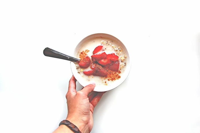 人、手、碗、甜点、切片、草莓、白色、陶瓷