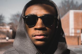 戴黑雷朋太阳镜的男子