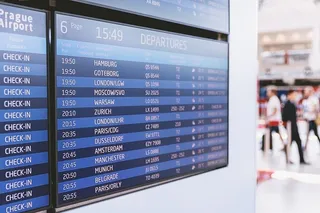 机场广告牌上的航班信息