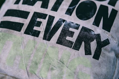 枕头和灰色沙发的特写镜头