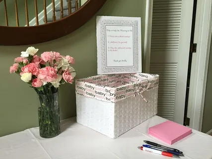 纸、笔、盒子、花、花瓶、水、桌子、布 纸、笔、盒子、花、花瓶、水、桌子、布