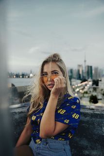 戴黄色眼镜的女人照片