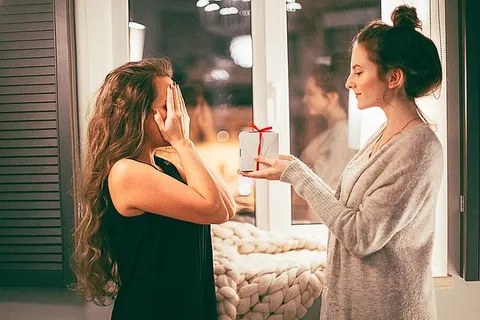 身穿灰色开衫的女士赠送白色礼盒 身穿灰色开衫的女士赠送白色礼盒
