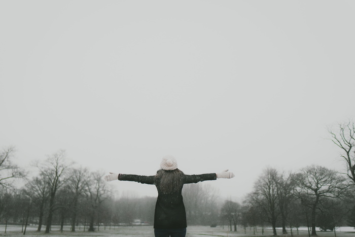 女人，站着，被包围，绿色，树木，灰色，天空，灰度