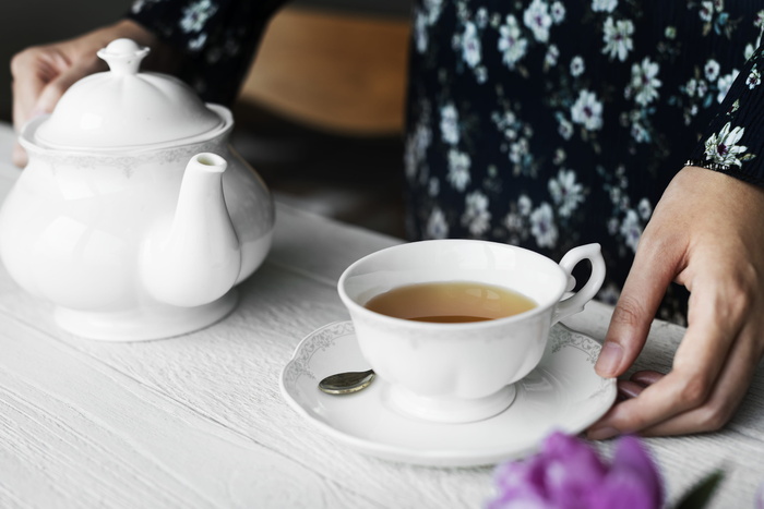 拿茶杯的人
