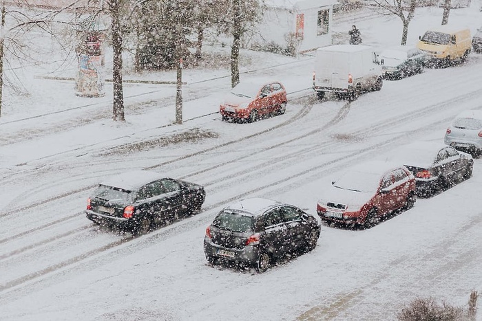 有汽车的雪地街道