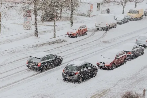 有汽车的雪地街道 有汽车的雪地街道