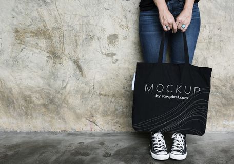 携带黑色模型手提袋的女子