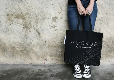 携带黑色模型手提袋的女子