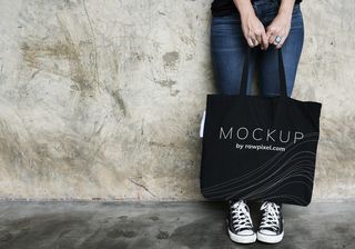 携带黑色模型手提袋的女子