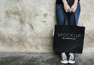 携带黑色模型手提袋的女子