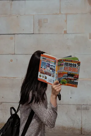 站在墙后穿着棕色太空染料衬衫的女人