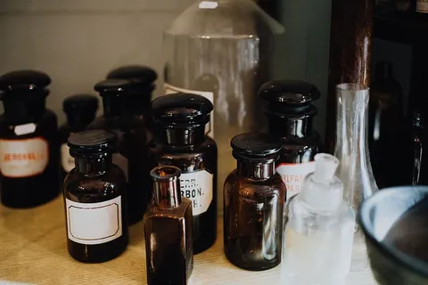 充满古董的古董店 充满古董的古董店