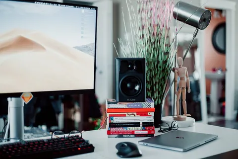 银色iPad放在键盘旁边的桌子上 银色iPad放在键盘旁边的桌子上