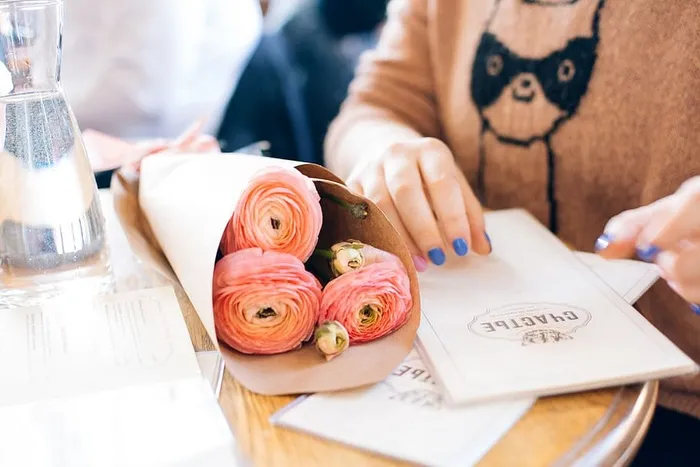 桌上鲜花的照片